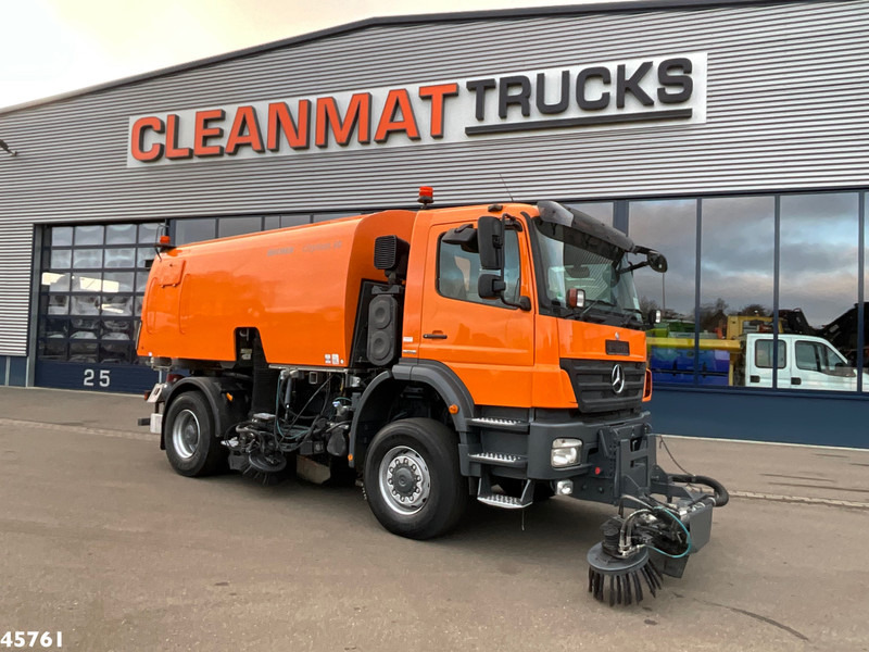Mercedes-Benz Actros 1829 4x4 Bucher Cityfant 60 Rechts en Links vegend - Veegwagen: afbeelding 2 Mercedes-Benz Actros 1829 4x4 Bucher Cityfant 60 Rechts en Links vegend - Veegwagen: afbeelding 2