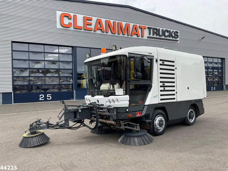 Ravo 540 with 3-rd brush - Veegwagen: afbeelding 1 Ravo 540 with 3-rd brush - Veegwagen: afbeelding 1
