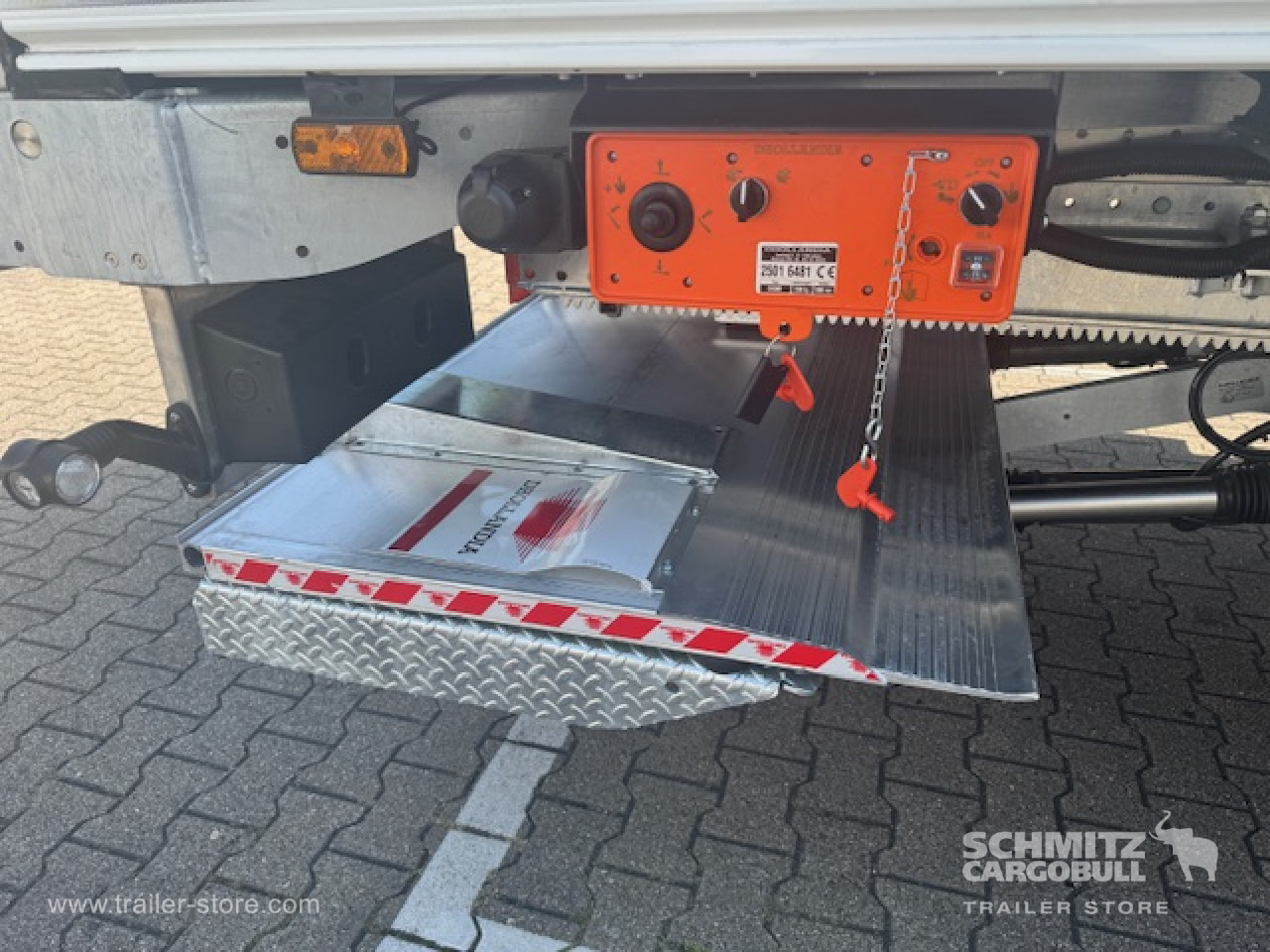 SCHMITZ Oplegger Vries Standard Taillift - Isotherm oplegger: afbeelding 3 SCHMITZ Oplegger Vries Standard Taillift - Isotherm oplegger: afbeelding 3