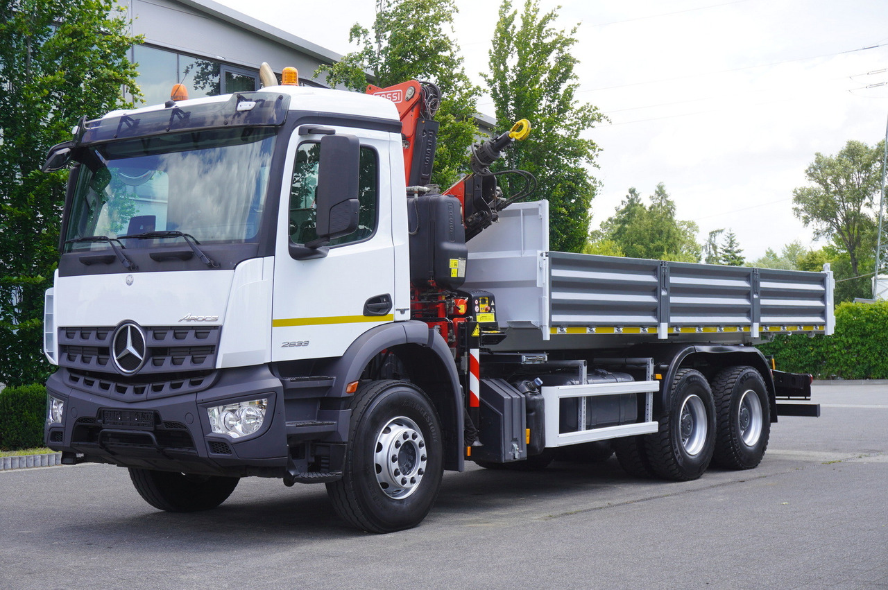 MERCEDES-BENZ AROCS 2633 6x4 / 5.5 T crane FASSI F135 / Tipper 15 EPAL - Kipper vrachtwagen, Kraanwagen: afbeelding 2 MERCEDES-BENZ AROCS 2633 6x4 / 5.5 T crane FASSI F135 / Tipper 15 EPAL - Kipper vrachtwagen, Kraanwagen: afbeelding 2