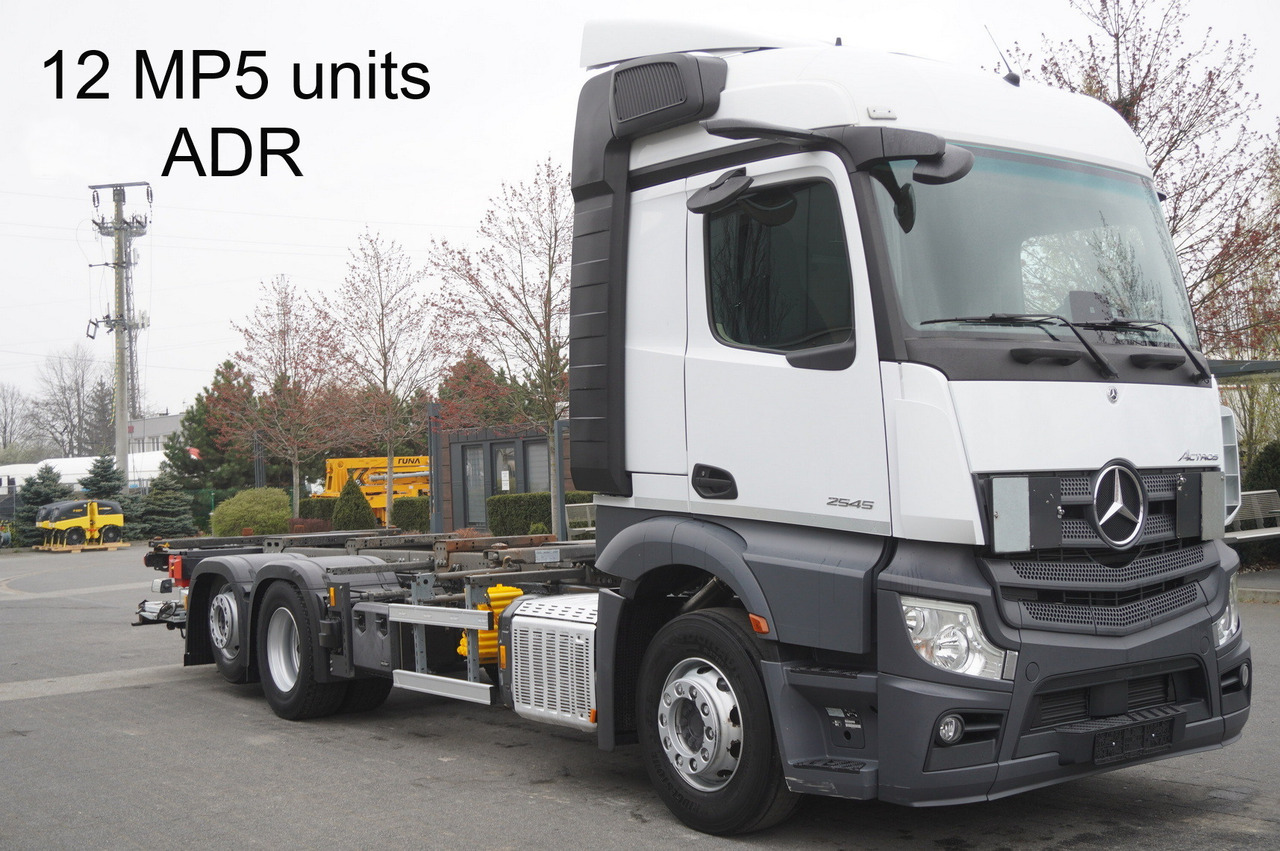 MERCEDES-BENZ Actros 2545 6×2 MP5 / ADR / several units - Containertransporter/ Wissellaadbak vrachtwagen: afbeelding 1 MERCEDES-BENZ Actros 2545 6×2 MP5 / ADR / several units - Containertransporter/ Wissellaadbak vrachtwagen: afbeelding 1