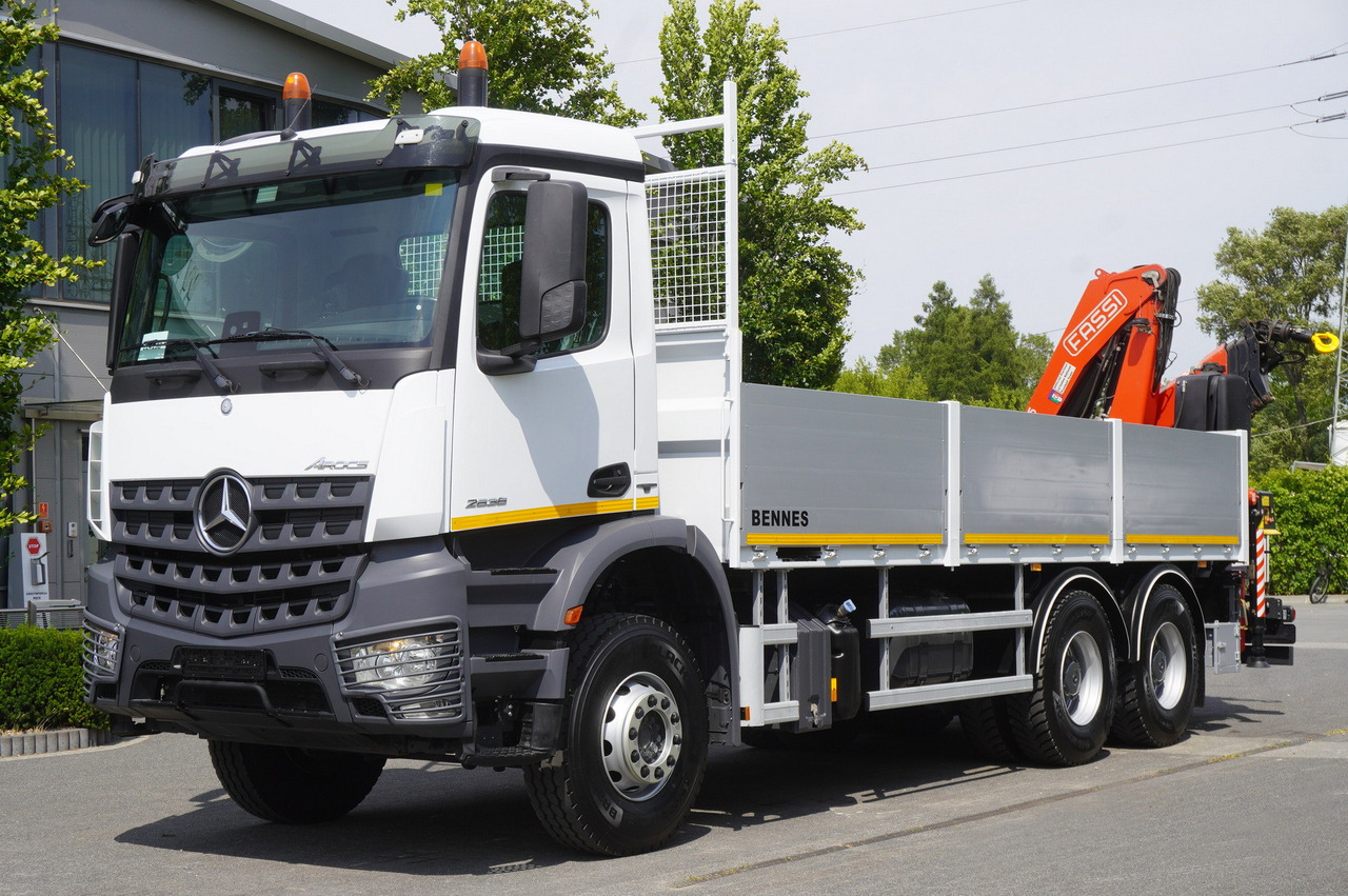 MERCEDES-BENZ Arocs 2633 flatbed truck / Crane FASSI F155A.0.23 / REMOTE CONTROL / 230,000 km - Vrachtwagen met open laadbak, Kraanwagen: afbeelding 2 MERCEDES-BENZ Arocs 2633 flatbed truck / Crane FASSI F155A.0.23 / REMOTE CONTROL / 230,000 km - Vrachtwagen met open laadbak, Kraanwagen: afbeelding 2