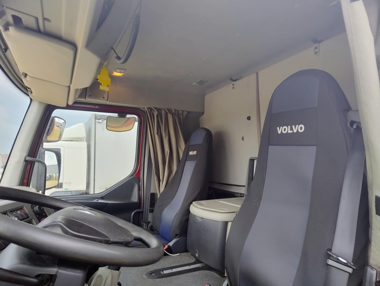 RENAULT Midlum 300 / Curtain 18 EPAL / Sleeping cab - Schuifzeilen vrachtwagen: afbeelding 4 RENAULT Midlum 300 / Curtain 18 EPAL / Sleeping cab - Schuifzeilen vrachtwagen: afbeelding 4