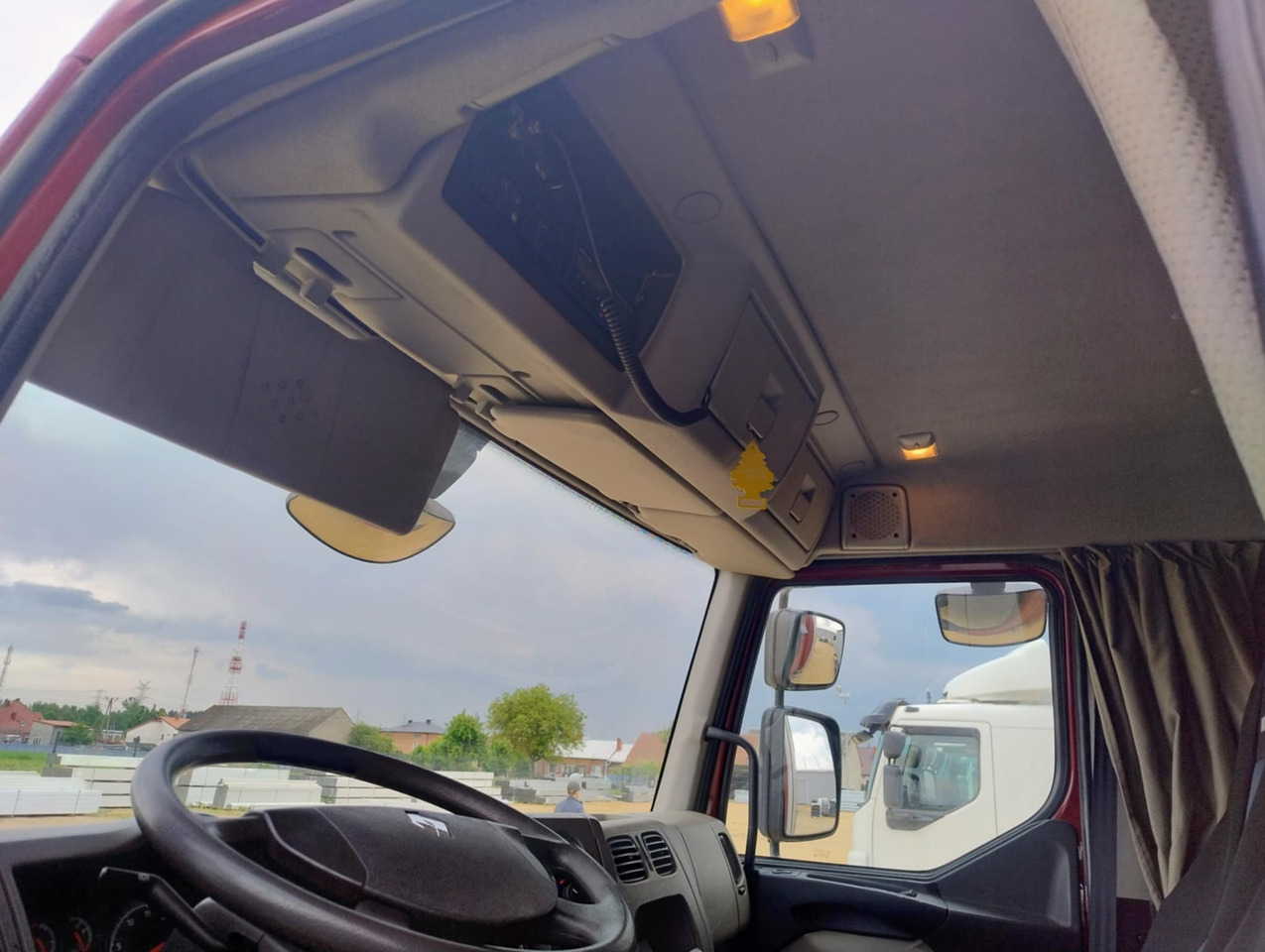 RENAULT Midlum 300 / Curtain 18 EPAL / Sleeping cab - Schuifzeilen vrachtwagen: afbeelding 5 RENAULT Midlum 300 / Curtain 18 EPAL / Sleeping cab - Schuifzeilen vrachtwagen: afbeelding 5