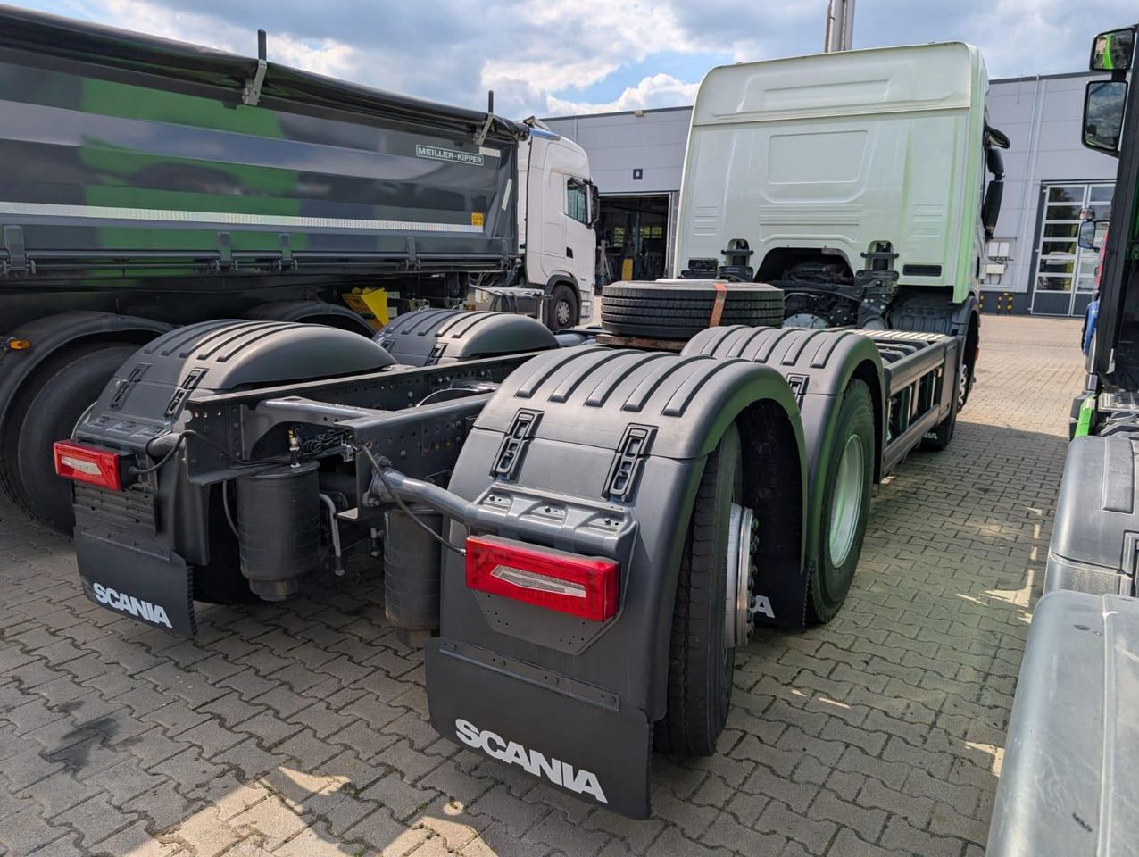 SCANIA P 340 B6x2*4NA / chassis frame / steering axle / CNG / large cab / 8 units - Vuilniswagen: afbeelding 3 SCANIA P 340 B6x2*4NA / chassis frame / steering axle / CNG / large cab / 8 units - Vuilniswagen: afbeelding 3