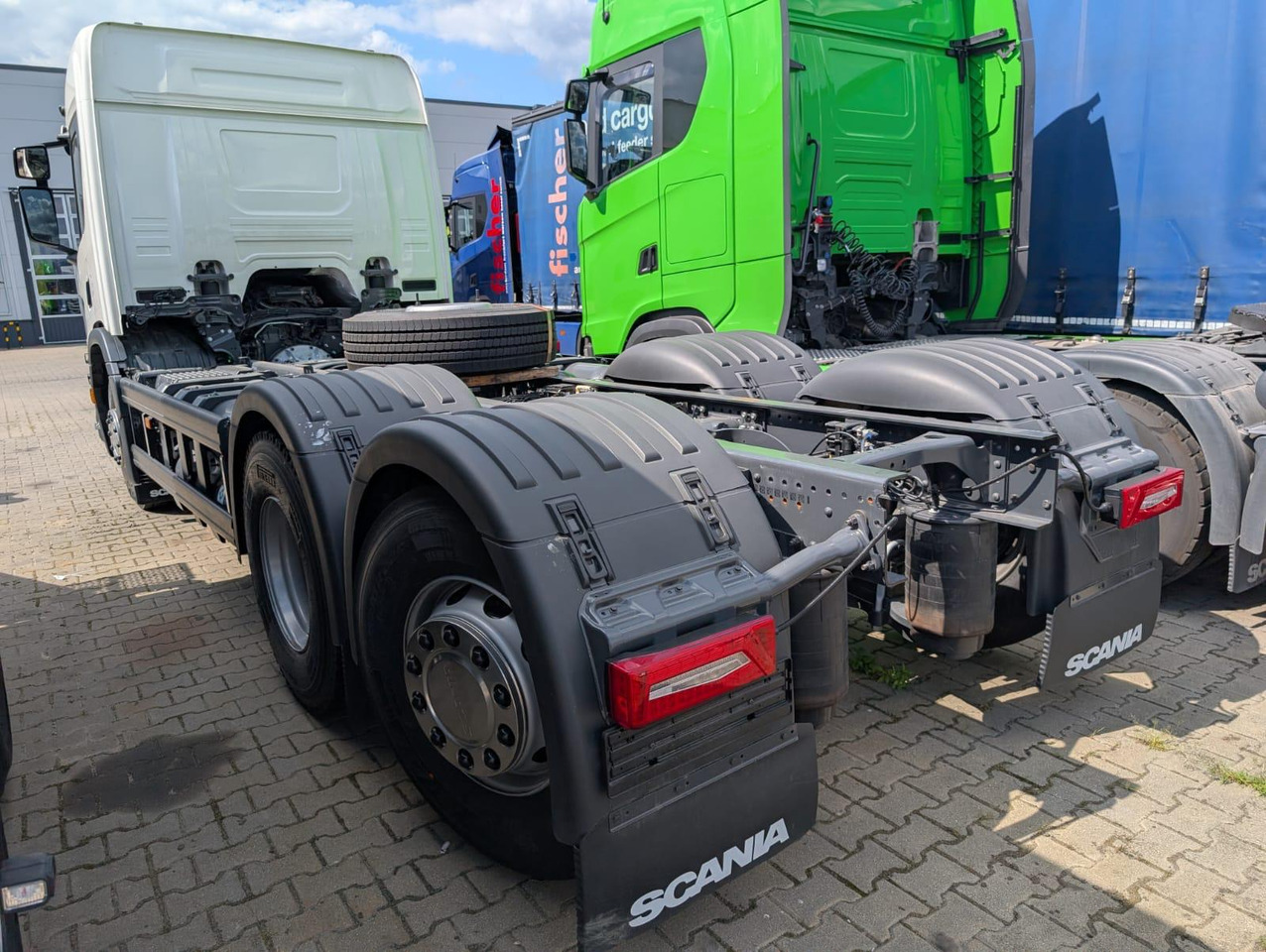 SCANIA P 340 B6x2*4NA / chassis frame / steering axle / CNG / large cab / 8 units - Chassis vrachtwagen: afbeelding 4 SCANIA P 340 B6x2*4NA / chassis frame / steering axle / CNG / large cab / 8 units - Chassis vrachtwagen: afbeelding 4