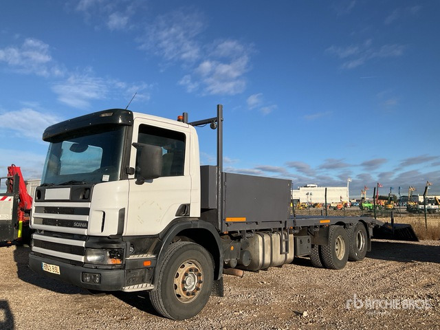 2002 Scania P 94G56X2NA300 6x2 Flatbed Truck - Vrachtwagen met open laadbak: afbeelding 2 2002 Scania P 94G56X2NA300 6x2 Flatbed Truck - Vrachtwagen met open laadbak: afbeelding 2