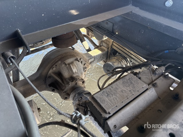 2010 Renault Midlum 220.08 1981 C.O.M.A. C330B on 4x2 Dump Truck with Crane - Kipper vrachtwagen: afbeelding 5 2010 Renault Midlum 220.08 1981 C.O.M.A. C330B on 4x2 Dump Truck with Crane - Kipper vrachtwagen: afbeelding 5