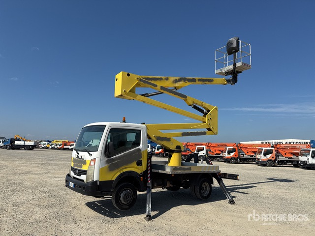2011 Nissan Cabstar 2011 Socage DA320 20 m on Bucket Truck - Vrachtwagen hoogwerker: afbeelding 1 2011 Nissan Cabstar 2011 Socage DA320 20 m on Bucket Truck - Vrachtwagen hoogwerker: afbeelding 1