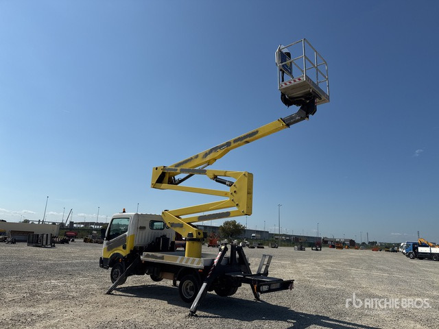 2011 Nissan Cabstar 2011 Socage DA320 20 m on Bucket Truck - Vrachtwagen hoogwerker: afbeelding 4 2011 Nissan Cabstar 2011 Socage DA320 20 m on Bucket Truck - Vrachtwagen hoogwerker: afbeelding 4