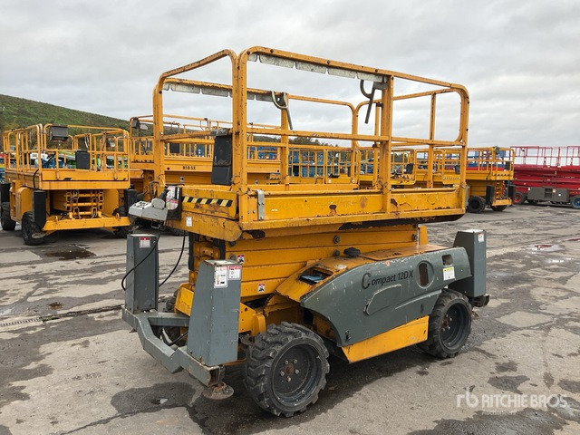 2015 Haulotte Compact 12DX 4x4 Diesel Scissor Lift - Schaarlift: afbeelding 4 2015 Haulotte Compact 12DX 4x4 Diesel Scissor Lift - Schaarlift: afbeelding 4
