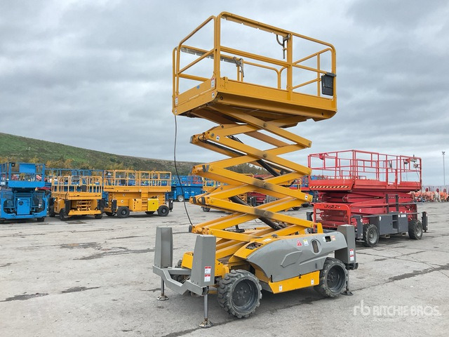 2015 Haulotte Compact 12DX 4x4 Diesel Scissor Lift - Schaarlift: afbeelding 2 2015 Haulotte Compact 12DX 4x4 Diesel Scissor Lift - Schaarlift: afbeelding 2