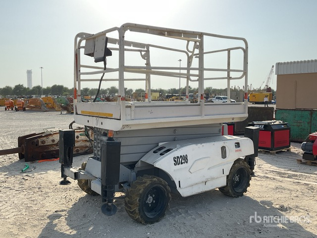 2004 Haulotte Compact 12DX 4x4 Diesel Scissor Lift - Schaarlift: afbeelding 4 2004 Haulotte Compact 12DX 4x4 Diesel Scissor Lift - Schaarlift: afbeelding 4
