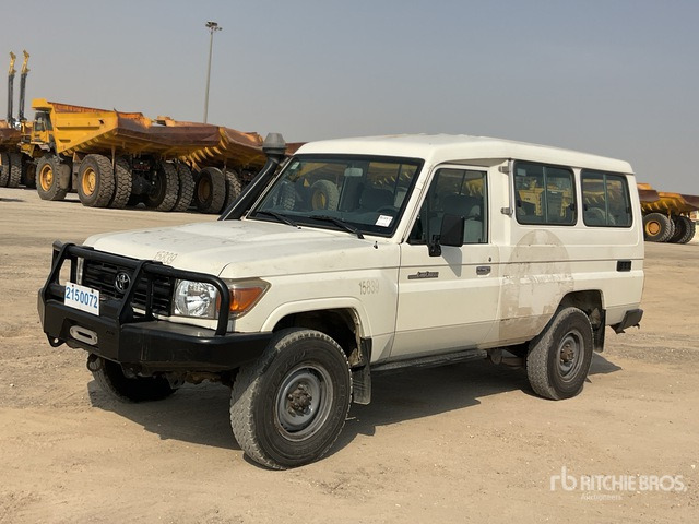 2014 Toyota Land Cruiser 78L 4x4 SUV - SUV: afbeelding 2 2014 Toyota Land Cruiser 78L 4x4 SUV - SUV: afbeelding 2
