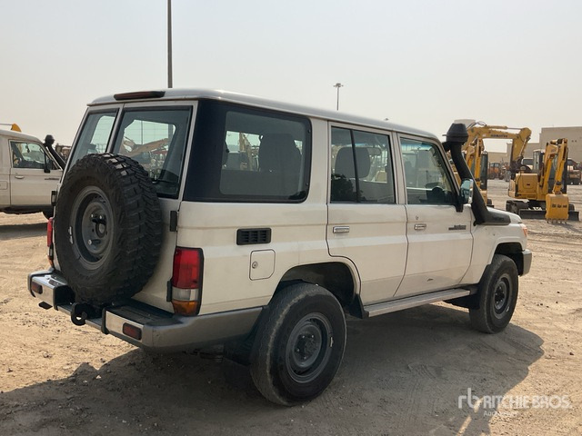 2014 Toyota Land Cruiser LX 76L 4x4 SUV - SUV: afbeelding 3 2014 Toyota Land Cruiser LX 76L 4x4 SUV - SUV: afbeelding 3