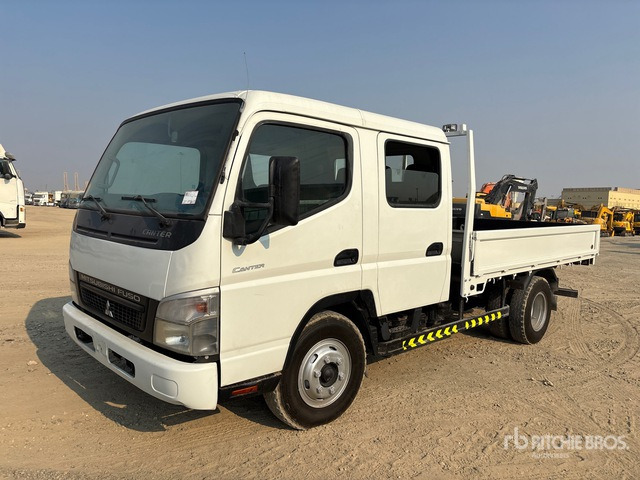 2017 Mitsubishi Canter 4x2 Crew Cab Flatbed Truck - Vrachtwagen met open laadbak: afbeelding 1 2017 Mitsubishi Canter 4x2 Crew Cab Flatbed Truck - Vrachtwagen met open laadbak: afbeelding 1