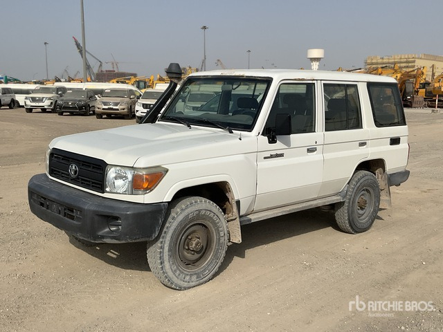 2018 Toyota Land Cruiser 76L 4x4 SUV - SUV: afbeelding 2 2018 Toyota Land Cruiser 76L 4x4 SUV - SUV: afbeelding 2