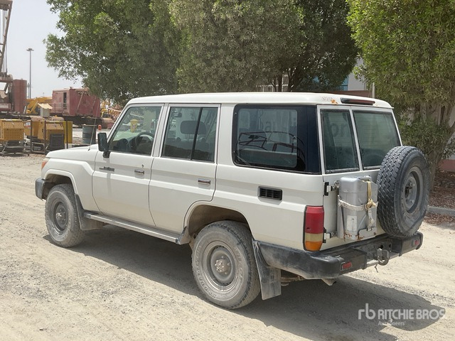 2018 Toyota Land Cruiser 76L 4x4 SUV - SUV: afbeelding 4 2018 Toyota Land Cruiser 76L 4x4 SUV - SUV: afbeelding 4
