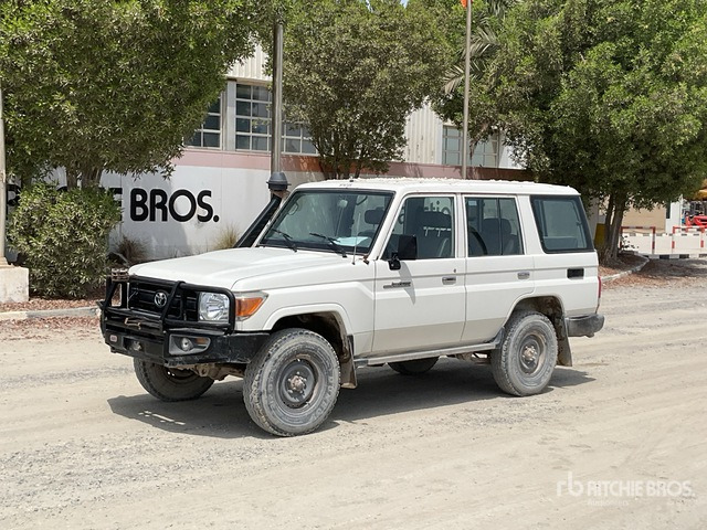 2019 Toyota Land Cruiser 76L 4x4 SUV - SUV: afbeelding 2 2019 Toyota Land Cruiser 76L 4x4 SUV - SUV: afbeelding 2