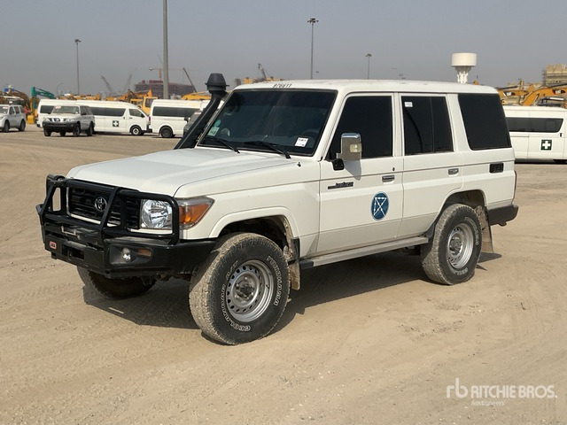 2021 Toyota Land Cruiser 76L 4x4 SUV - SUV: afbeelding 2 2021 Toyota Land Cruiser 76L 4x4 SUV - SUV: afbeelding 2