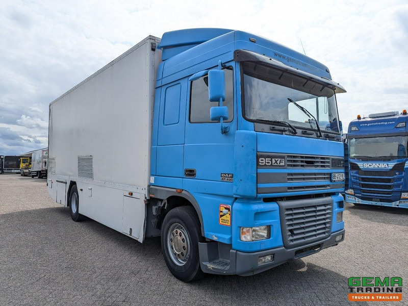 DAF XF95.430 4x2 Spacecab Euro2 - Retarder - Geslotenbak 7.7m - Handgeschakeld - Vangmuil - Bakwagen: afbeelding 2 DAF XF95.430 4x2 Spacecab Euro2 - Retarder - Geslotenbak 7.7m - Handgeschakeld - Vangmuil - Bakwagen: afbeelding 2