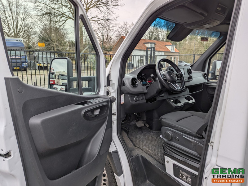 Interieur foto 1: Bestelwagen gesloten laadbak Mercedes-Benz Sprinter  517 CDI 4x2 Euro6D - Gesloten Bak 4.2M + Laadklep 1000KG - Automaat - 10/2025APK