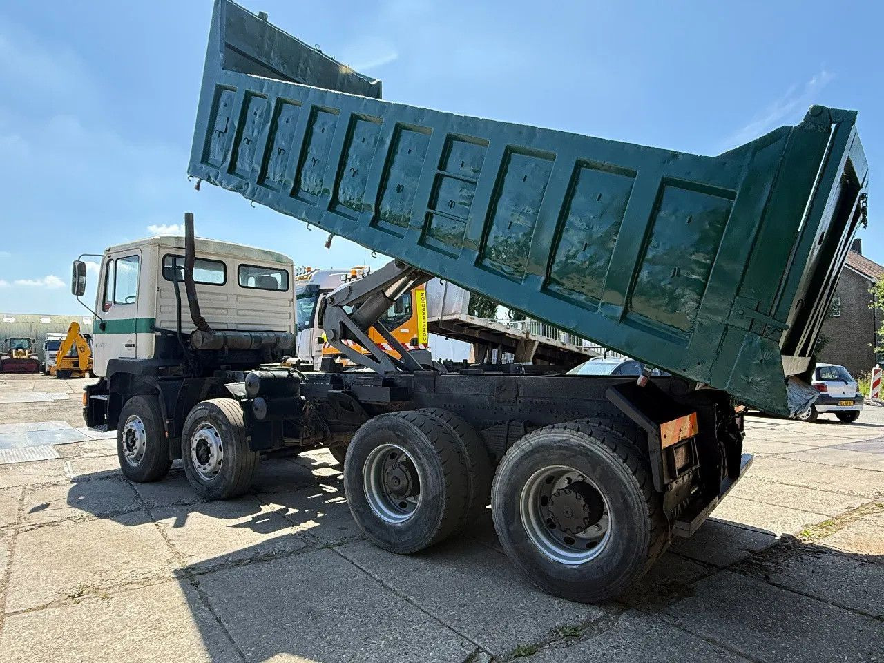 MAN 35.372 8X4 Tipper Spring/Spring ZF Manual Gear E - Kipper vrachtwagen: afbeelding 3 MAN 35.372 8X4 Tipper Spring/Spring ZF Manual Gear E - Kipper vrachtwagen: afbeelding 3