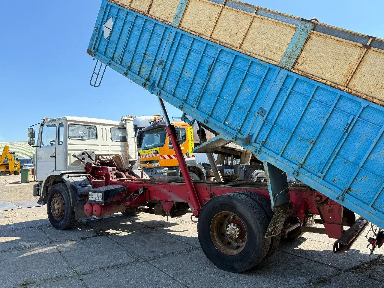 Renault G230 4X2 Tipper Spring/Spring Manual Gearbox - Kipper vrachtwagen: afbeelding 3 Renault G230 4X2 Tipper Spring/Spring Manual Gearbox - Kipper vrachtwagen: afbeelding 3