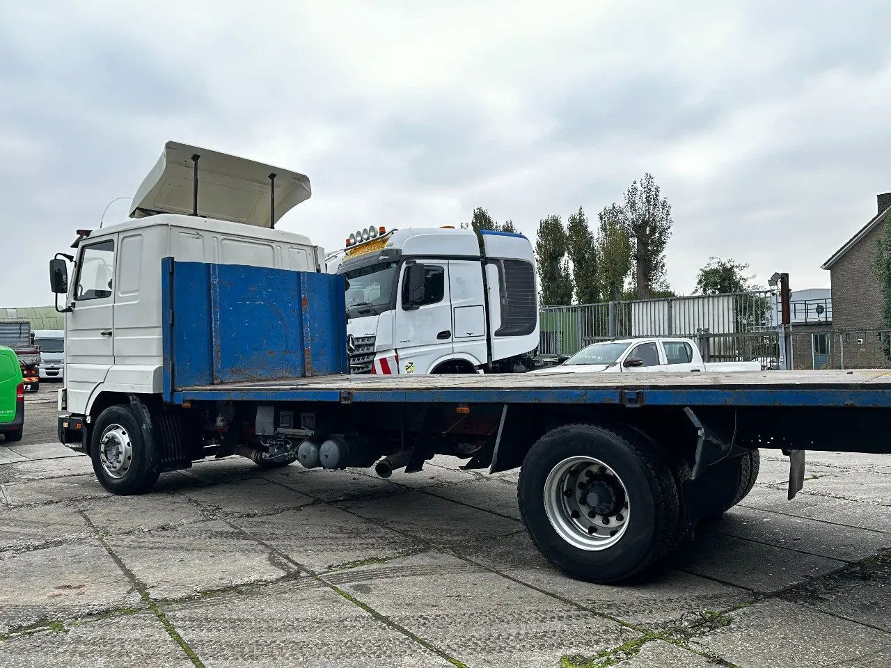 Scania P113-360 4X2 Platform Manual Gear Retarder Scania P113-360 4X2 Platform Manual Gear Retarder - Vrachtwagen met open laadbak: afbeelding 3 Scania P113-360 4X2 Platform Manual Gear Retarder Scania P113-360 4X2 Platform Manual Gear Retarder - Vrachtwagen met open laadbak: afbeelding 3