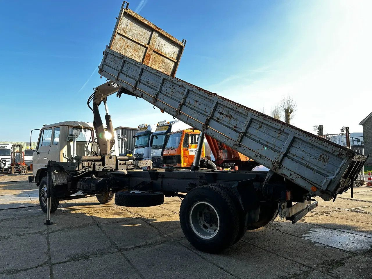 Toyota HINO 14T 4X2 Tipper+Crane Hiab 765 Spring/Spring - Kipper vrachtwagen: afbeelding 3 Toyota HINO 14T 4X2 Tipper+Crane Hiab 765 Spring/Spring - Kipper vrachtwagen: afbeelding 3