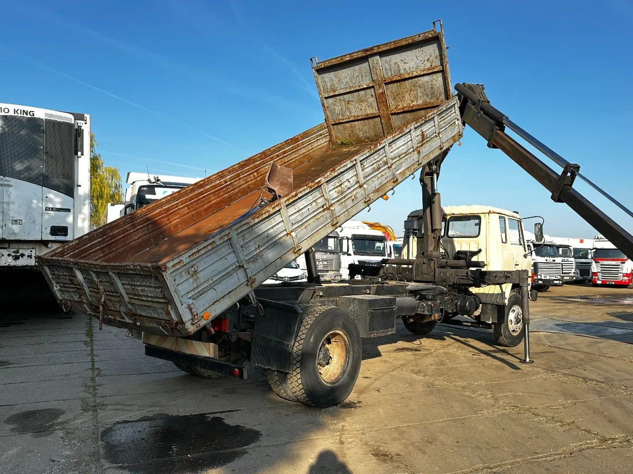 Toyota HINO 14T 4X2 Tipper+Crane Hiab 765 Spring/Spring - Kipper vrachtwagen: afbeelding 4 Toyota HINO 14T 4X2 Tipper+Crane Hiab 765 Spring/Spring - Kipper vrachtwagen: afbeelding 4