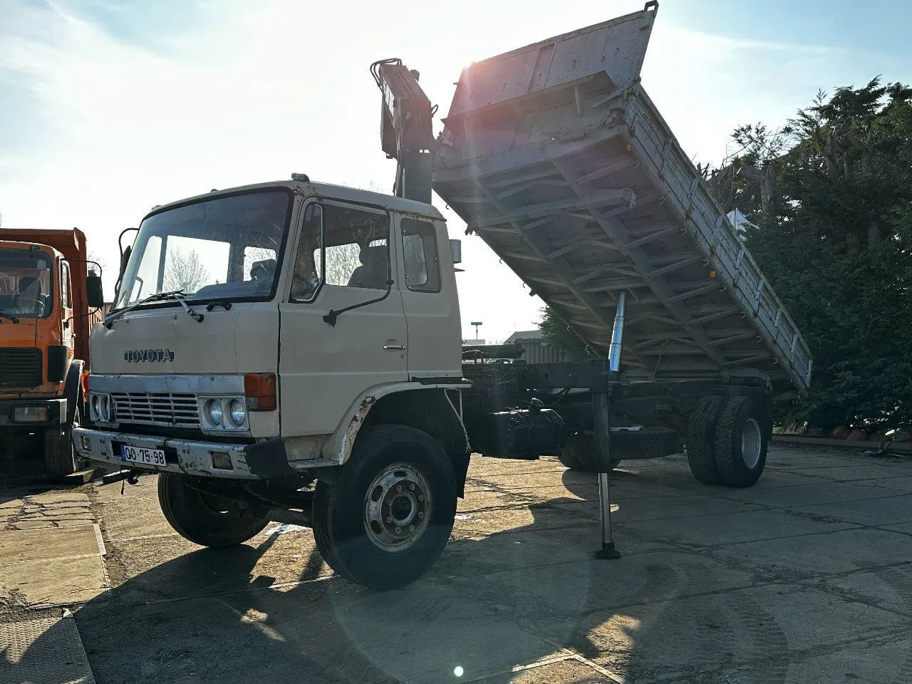 Toyota HINO 14T 4X2 Tipper+Crane Hiab 765 Spring/Spring - Kipper vrachtwagen: afbeelding 2 Toyota HINO 14T 4X2 Tipper+Crane Hiab 765 Spring/Spring - Kipper vrachtwagen: afbeelding 2