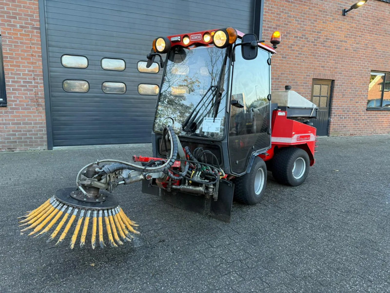 Nimos DM-Trac 205 OKB-70- Onkruidborstelmachine Werktuigendrager 4X Hydraulische functie - Industriële veegmachine: afbeelding 1 Nimos DM-Trac 205 OKB-70- Onkruidborstelmachine Werktuigendrager 4X Hydraulische functie - Industriële veegmachine: afbeelding 1