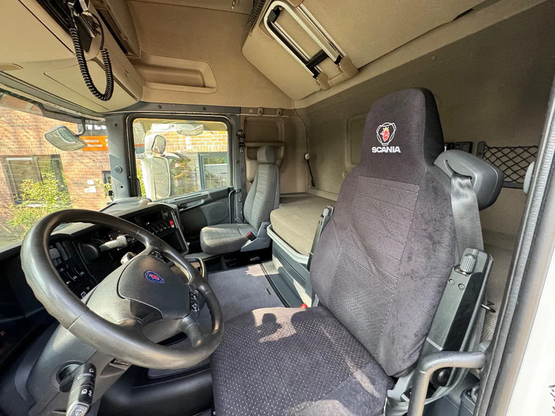 Interieur foto 1: Trekker Scania R520 V8 6X2 Topline Retarder 2x tank original NL Truck