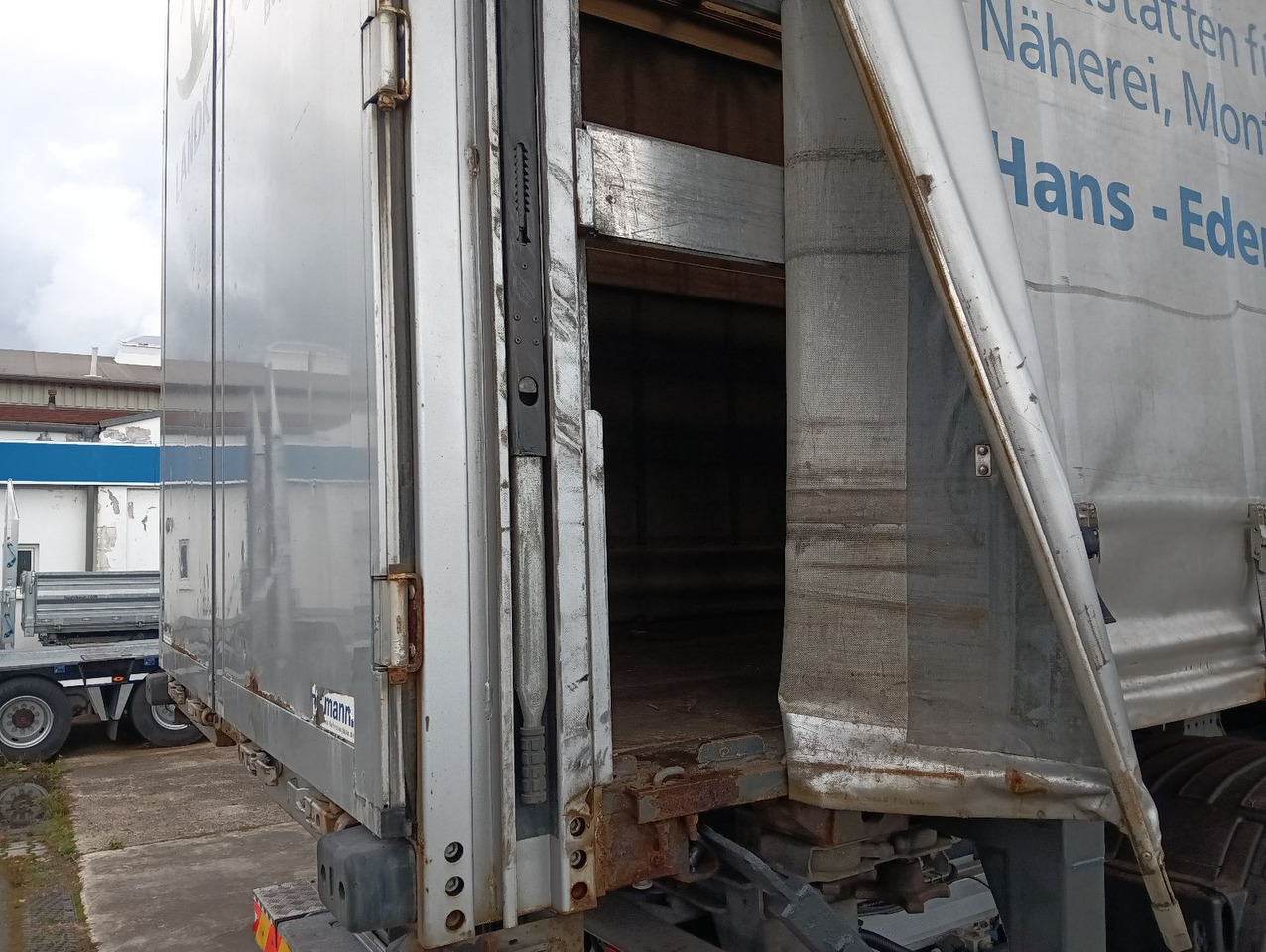 Hofmann 2xWB2205 C745 9/2007 Hubdach,Curtainsider,Edscha Hofmann 2xWB2205 C745 9/2007 Hubdach,Curtainsider,Edscha - Schuifzeilen laadbak: afbeelding 3 Hofmann 2xWB2205 C745 9/2007 Hubdach,Curtainsider,Edscha Hofmann 2xWB2205 C745 9/2007 Hubdach,Curtainsider,Edscha - Schuifzeilen laadbak: afbeelding 3
