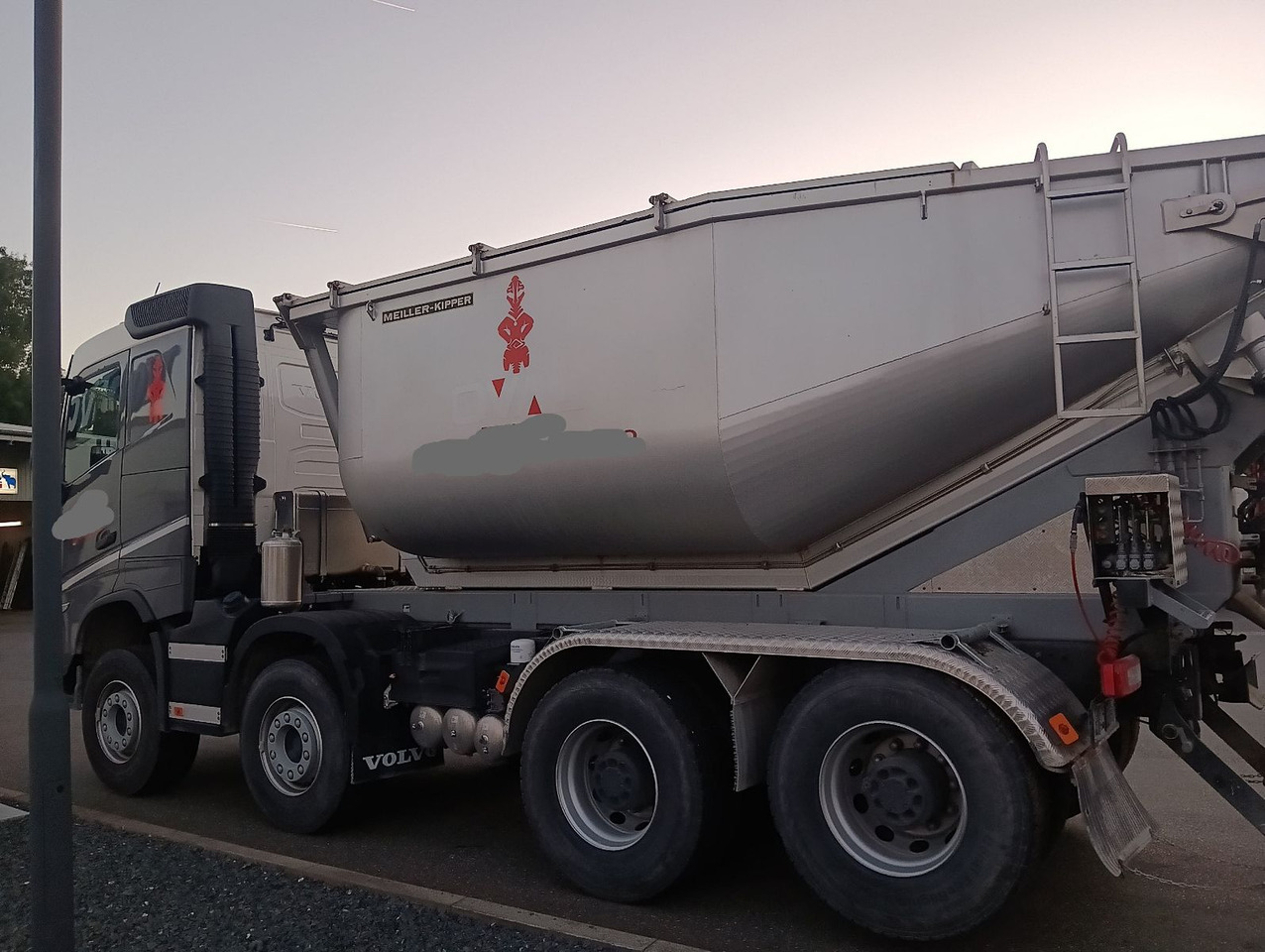 Volvo FH500 8x4R RETARDER LIFT MEILLER-Asphalt FunkAHK - Kipper vrachtwagen: afbeelding 3 Volvo FH500 8x4R RETARDER LIFT MEILLER-Asphalt FunkAHK - Kipper vrachtwagen: afbeelding 3