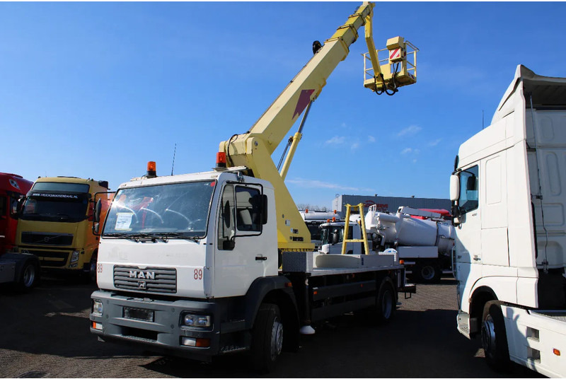 MAN TGL 17.240 + 3PERSON + MANUAL - Vrachtwagen: afbeelding 2 MAN TGL 17.240 + 3PERSON + MANUAL - Vrachtwagen: afbeelding 2