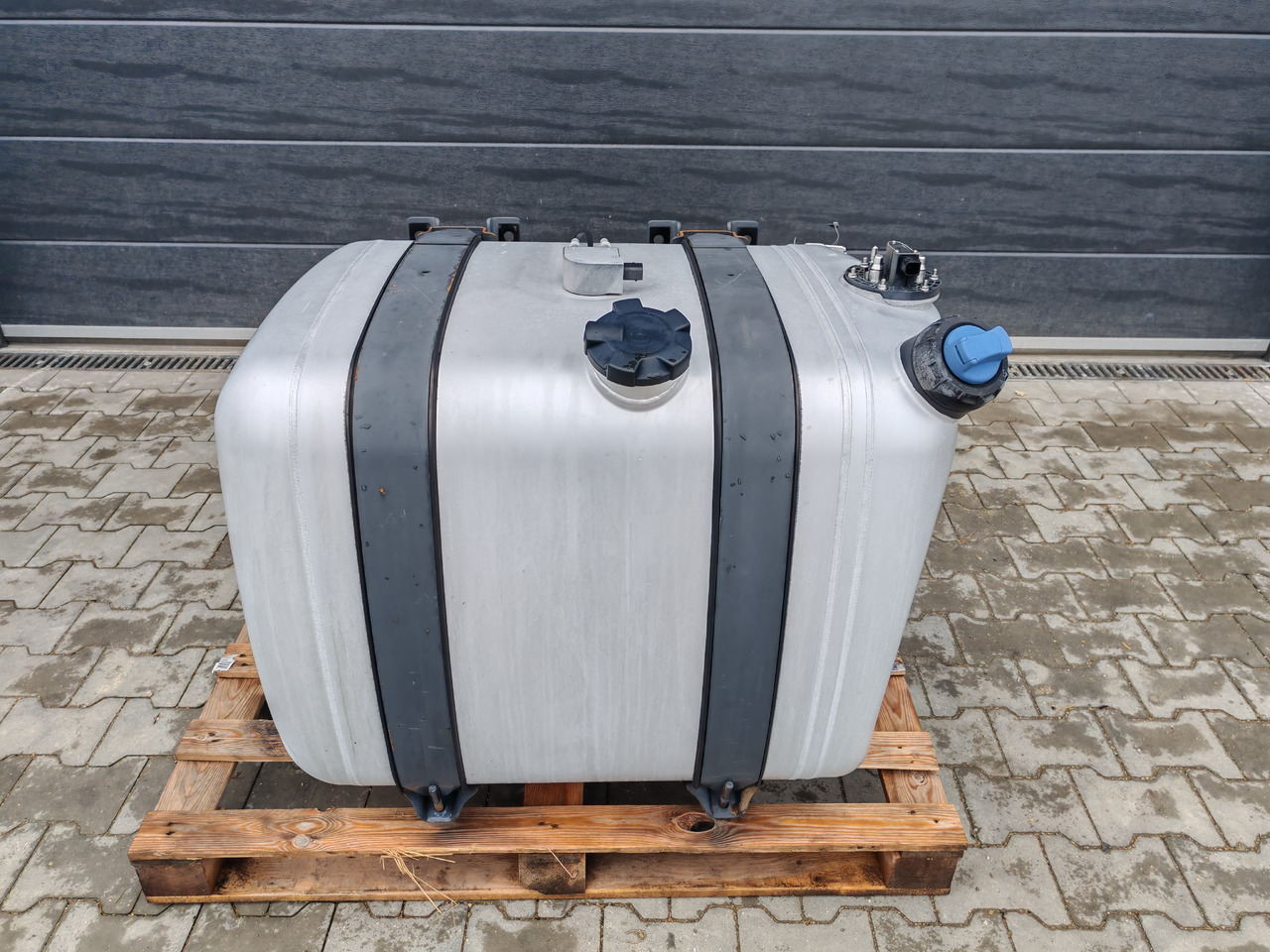 MERCEDES-BENZ ACTROS MP4 / FUEL & ADBLUE TANK / 300L - Brandstoftank: afbeelding 2 MERCEDES-BENZ ACTROS MP4 / FUEL & ADBLUE TANK / 300L - Brandstoftank: afbeelding 2