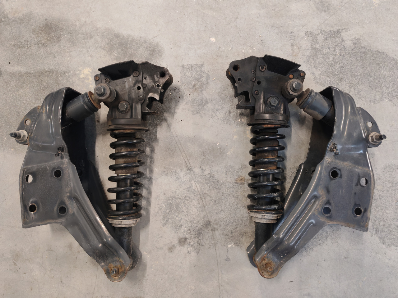 VOLVO FM5 / REAR CAB SUNSPENSION / 21171968 21172132 - Cabinevering: afbeelding 2 VOLVO FM5 / REAR CAB SUNSPENSION / 21171968 21172132 - Cabinevering: afbeelding 2