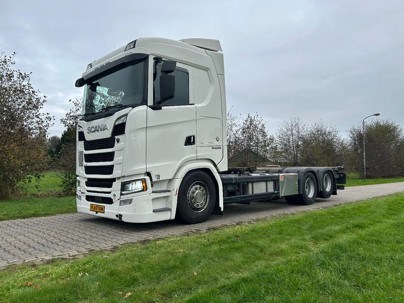Scania 590S V8 NGS | 6x2 NB | FULL AIR | 10 WHEEL BOUGY - Containertransporter/ Wissellaadbak vrachtwagen: afbeelding 1 Scania 590S V8 NGS | 6x2 NB | FULL AIR | 10 WHEEL BOUGY - Containertransporter/ Wissellaadbak vrachtwagen: afbeelding 1