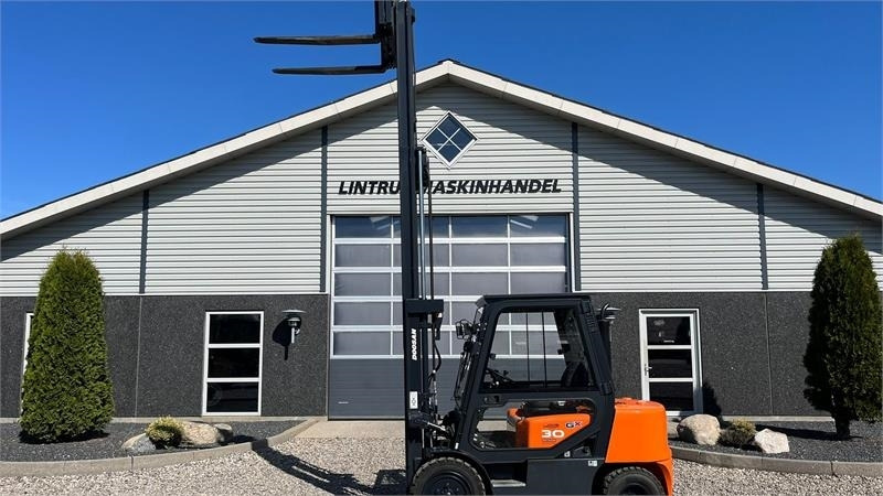 Doosan D30 G med kabine og KUN 57 TIMER FRA NY, MED TIME - Diesel heftruck: afbeelding 4 Doosan D30 G med kabine og KUN 57 TIMER FRA NY, MED TIME - Diesel heftruck: afbeelding 4