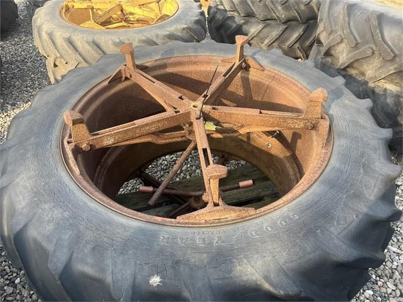 Goodyear 13,6 -38 Molcon 5 arme bred - Band voor Landbouwmachine: afbeelding 2 Goodyear 13,6 -38 Molcon 5 arme bred - Band voor Landbouwmachine: afbeelding 2