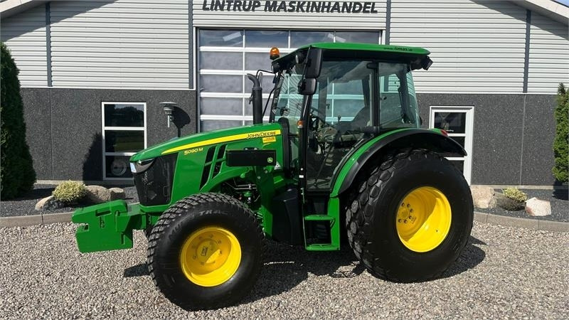 John Deere 5090 M Med græsdæk - Tractor: afbeelding 1 John Deere 5090 M Med græsdæk - Tractor: afbeelding 1