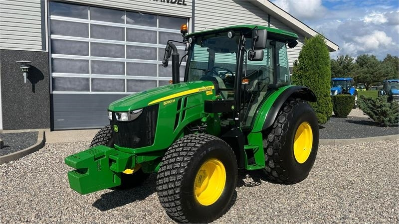 John Deere 5090 M Med græsdæk - Tractor: afbeelding 2 John Deere 5090 M Med græsdæk - Tractor: afbeelding 2