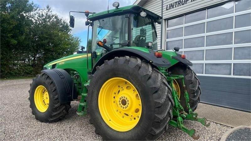 John Deere 8230 Med frontlift  - Tractor: afbeelding 3 John Deere 8230 Med frontlift  - Tractor: afbeelding 3
