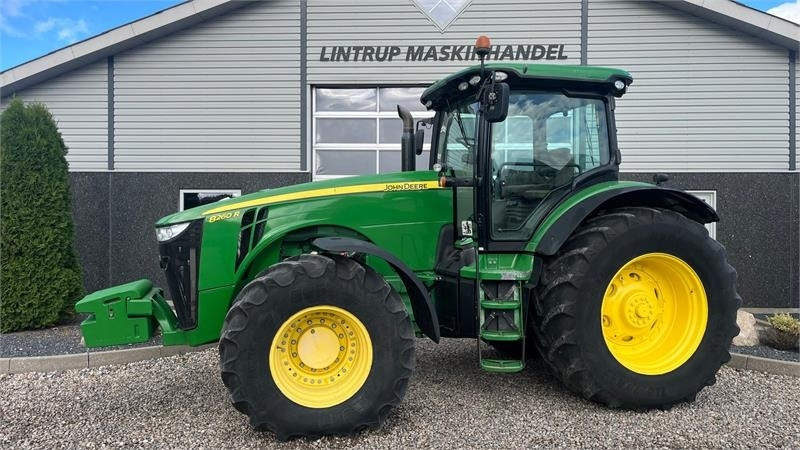 John Deere 8260R  - Tractor: afbeelding 1 John Deere 8260R  - Tractor: afbeelding 1