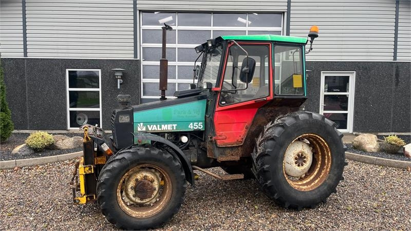 Valmet 455 Med en slags frontlift  - Tractor: afbeelding 1 Valmet 455 Med en slags frontlift  - Tractor: afbeelding 1