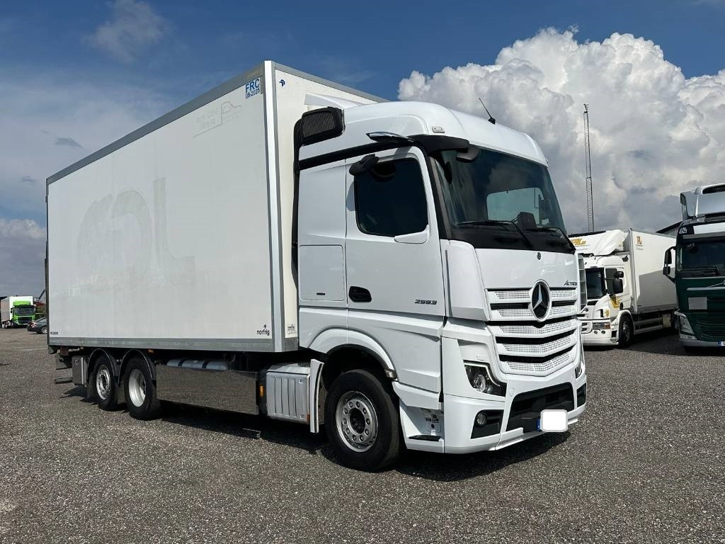 Mercedes-Benz Actros 2553 serie 7795 - Koelwagen vrachtwagen: afbeelding 2 Mercedes-Benz Actros 2553 serie 7795 - Koelwagen vrachtwagen: afbeelding 2
