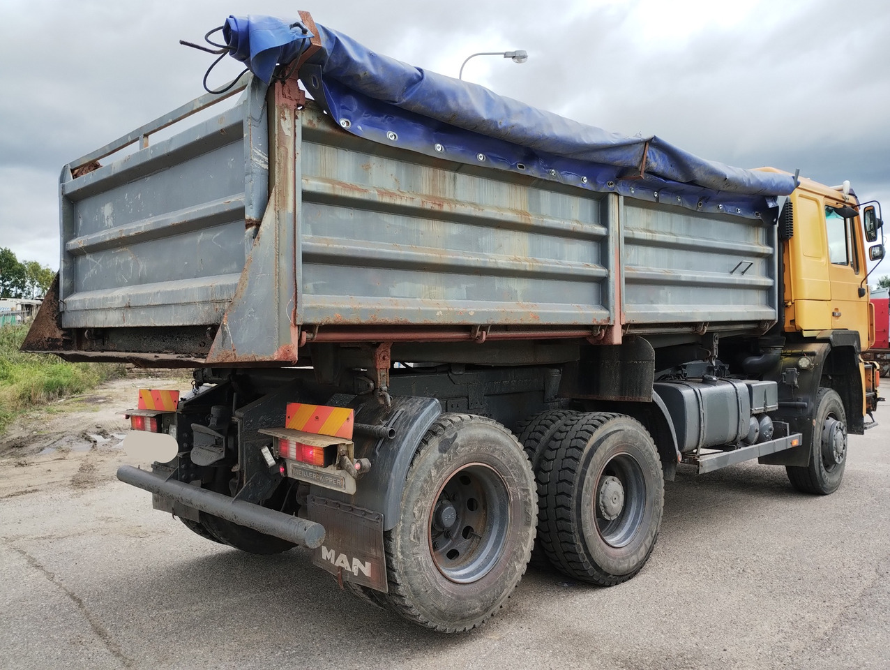 MAN F90 19-372 6X4 - 4 - Kipper vrachtwagen: afbeelding 4 MAN F90 19-372 6X4 - 4 - Kipper vrachtwagen: afbeelding 4