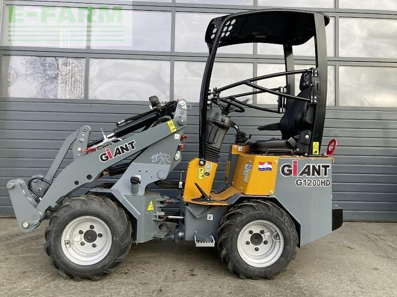 Giant g1200 giant hoflader - Minigraafmachine: afbeelding 2 Giant g1200 giant hoflader - Minigraafmachine: afbeelding 2